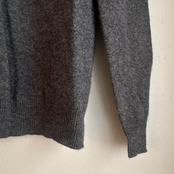 C by Bloomingdale's grey v-neck 2-ply cashmere sweater. Good condition. Size XS. - Picture 6 of 9